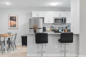 Modern 2BR Near UT Hyde Park Evonify