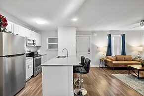 Modern 2BR Near UT Hyde Park Evonify