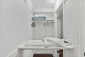 Modern 2BR Near UT Hyde Park Evonify