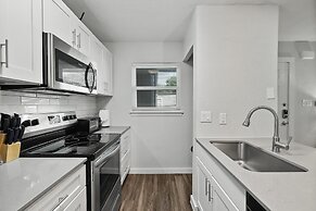 Modern 2BR Near UT Hyde Park Evonify