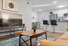 Modern 2BR Near UT Hyde Park Evonify