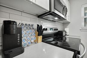 Modern 2BR Near UT Hyde Park Evonify