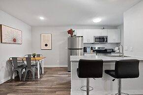 Modern 2BR Near UT Hyde Park Evonify