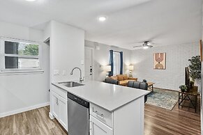 Modern 2BR Near UT Hyde Park Evonify