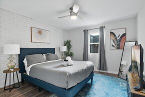 Modern 2BR Near UT Hyde Park Evonify