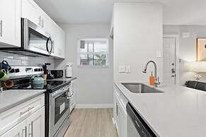 Modern 2BR Near UT Hyde Park Evonify