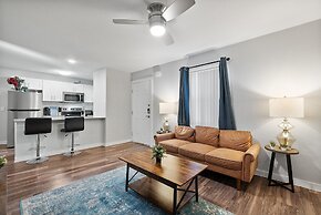 Modern 2BR Near UT Hyde Park Evonify