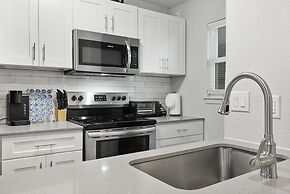 Modern 2BR Near UT Hyde Park Evonify