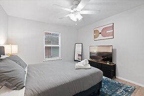 Modern 2BR Near UT Hyde Park Evonify