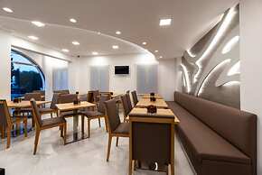 Deluxe Suites Santorini