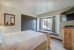Updated 2Br Plus Loft Condo on Shuttle Route! Sleeps 8 & Kids Ski Free