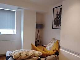 Whole Apartment 5mins to East Croydon & Concierge