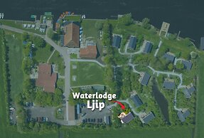 Swarm - 3 Waterlodges Naast Elkaar in Friesland