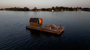 Swarm - 3 Waterlodges Naast Elkaar in Friesland