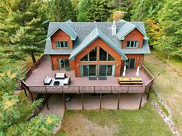 Majestic Moose Lodge 5 Bedroom Home by RedAwning