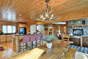 Majestic Moose Lodge 5 Bedroom Home by RedAwning