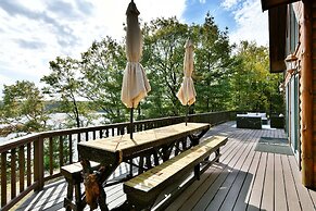 Majestic Moose Lodge 5 Bedroom Home by RedAwning