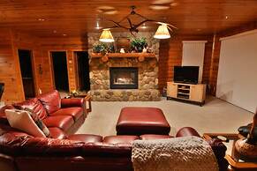 Majestic Moose Lodge 5 Bedroom Home by RedAwning