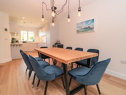 4 Court Terrace, Hillfield Village