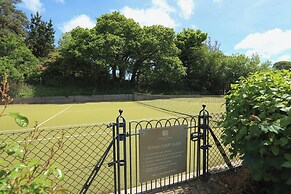 4 Court Terrace, Hillfield Village