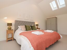 4 Court Terrace, Hillfield Village