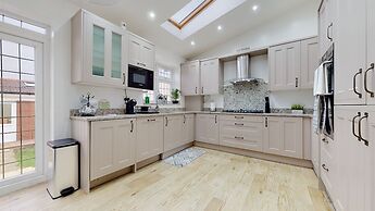 Charming 5-bed House in Romford