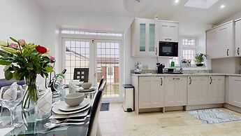 Charming 5-bed House in Romford