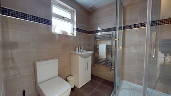 Charming 5-bed House in Romford