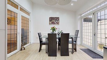 Charming 5-bed House in Romford