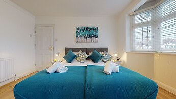 Charming 5-bed House in Romford