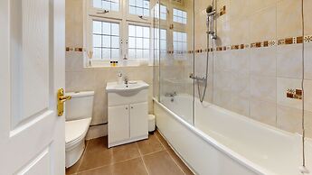 Charming 5-bed House in Romford