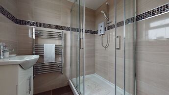 Charming 5-bed House in Romford