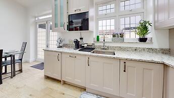 Charming 5-bed House in Romford