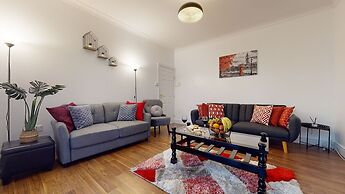 Charming 5-bed House in Romford