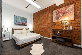 StayCentral - Heritage Warehouse Retreat