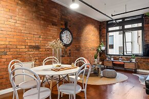 StayCentral - Heritage Warehouse Retreat