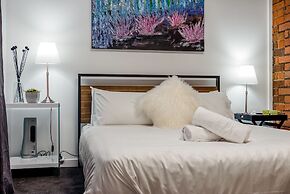 StayCentral - Heritage Warehouse Retreat