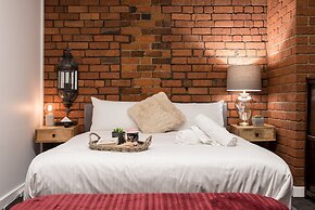 StayCentral - Heritage Warehouse Retreat