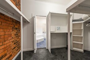 StayCentral - Heritage Warehouse Retreat