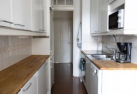 2ndhomes Cozy 2BR Home w Balcony & Sauna