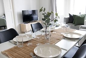 2ndhomes Cozy 2BR Home w Balcony & Sauna