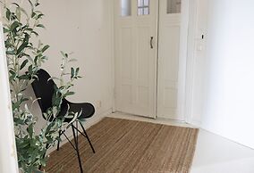 2ndhomes Cozy 2BR Home w Balcony & Sauna