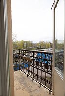 2ndhomes Cozy 2BR Home w Balcony & Sauna