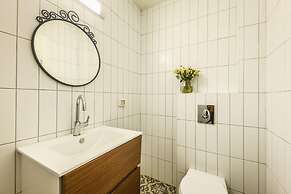 1BR duplex Apt with private Balcony