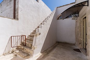 2873 Villa Pussacra by Barbarhouse