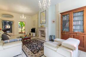 Well Located Townhouse & Courtyard Kalka