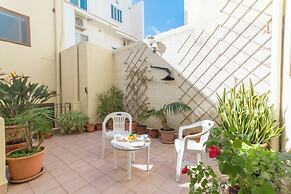 Well Located Townhouse & Courtyard Kalka