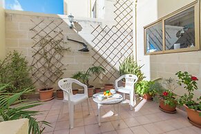Well Located Townhouse & Courtyard Kalka