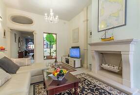 Well Located Townhouse & Courtyard Kalka