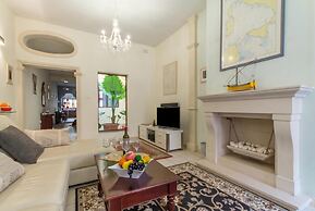 Well Located Townhouse & Courtyard Kalka